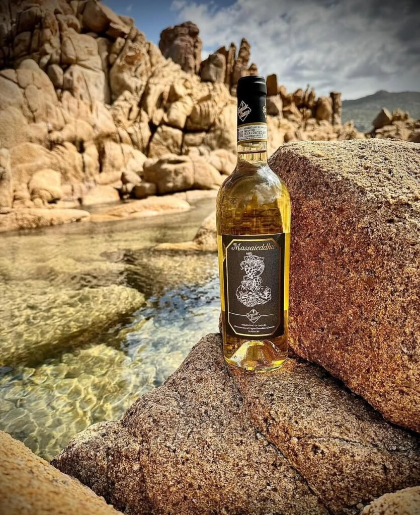 Vino Bianco Massaieddhu in paesaggio esotico