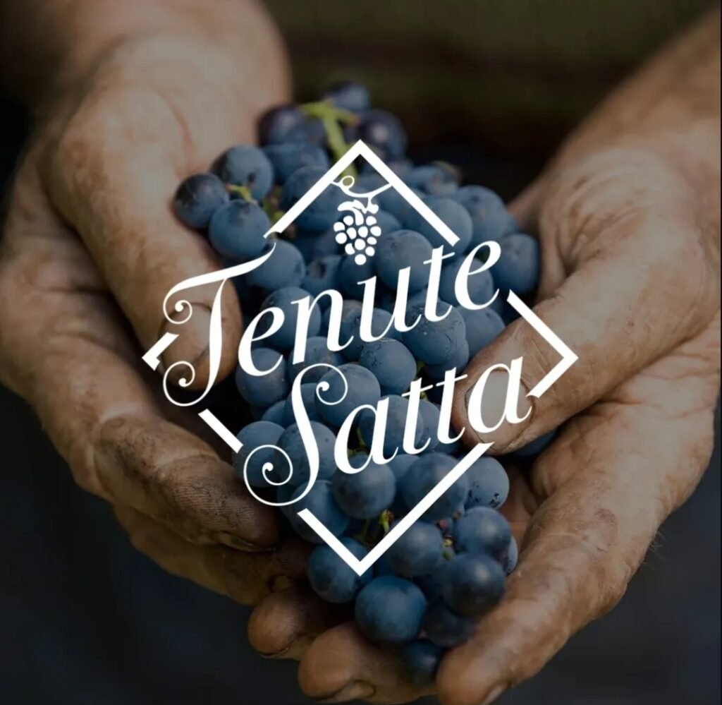 Tenute Satta Immagine con grappolo d'uva che viene tenute fra le mani